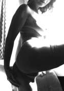 Photos des seins de Angenue, Retour en noir et blanc