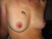 Photos des seins de Paolo.r, Cathy, ma blonde,  avec un sein tatoué...