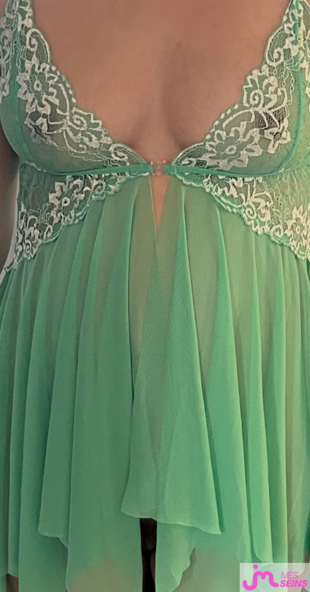 Les seins moyens de Petite Inconnue