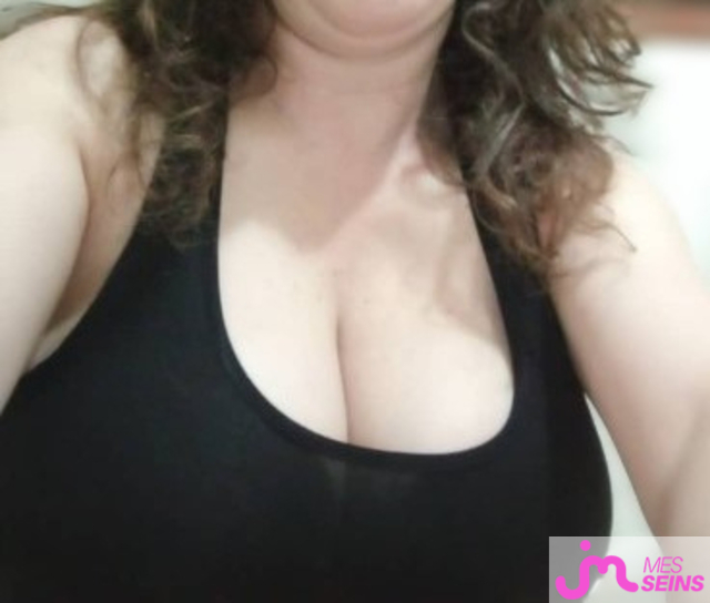 Les très gros seins de Miss 105D