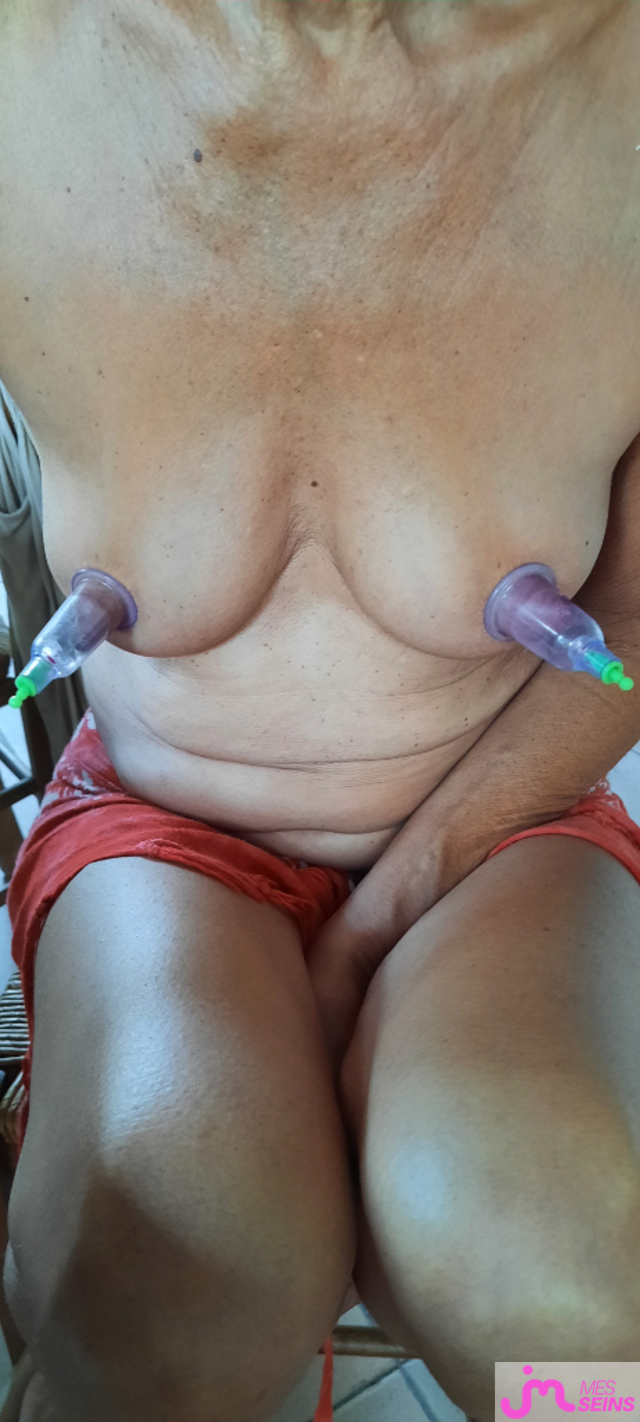 Les seins moyens de Long tétons