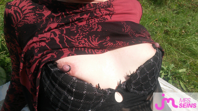 Les seins moyens de nike74