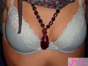 Photos de seins : joli collier