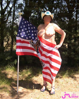 Photos de seins : suzy pr&eacute;pare la f&ecirc;te nationale des USA