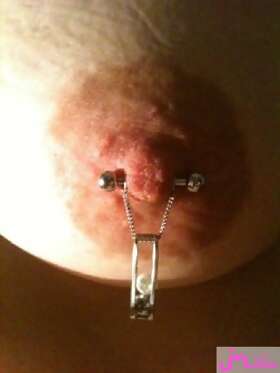 Photos de seins : D&eacute;fil&eacute; de piercing