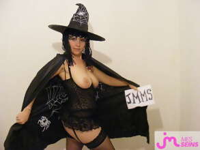 Photos de seins : cleo la sorciere aux seins nus