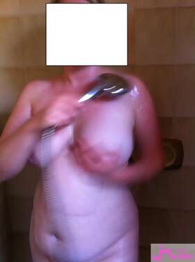 Photos de seins : sous la douche