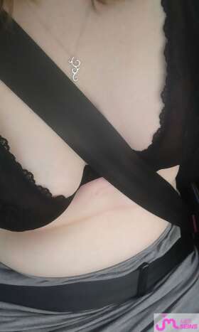 Photos de seins : En voiture, la sécurité c'est essentiel !!
