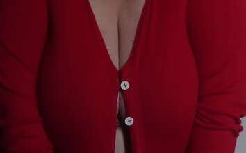 Photos de seins : Le gilet rouge trop petit... 
