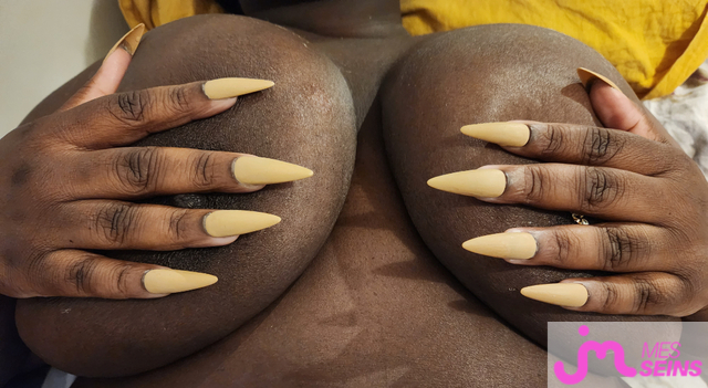 Les seins énormes de sensual_booboos