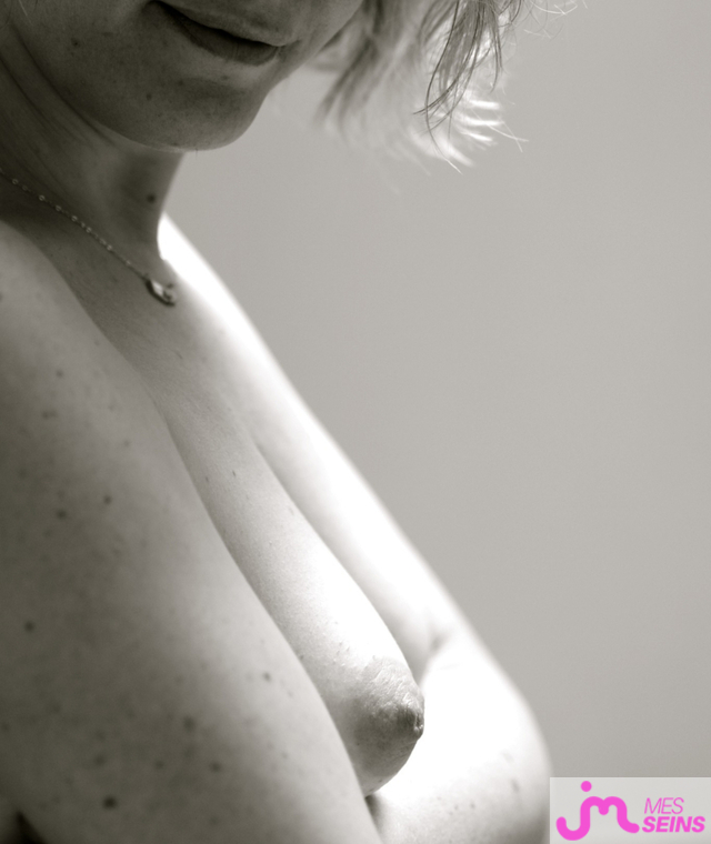 Les seins moyens de sexhibe50