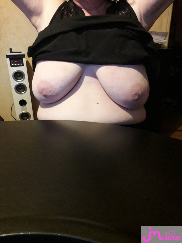 Les gros seins de rondelette