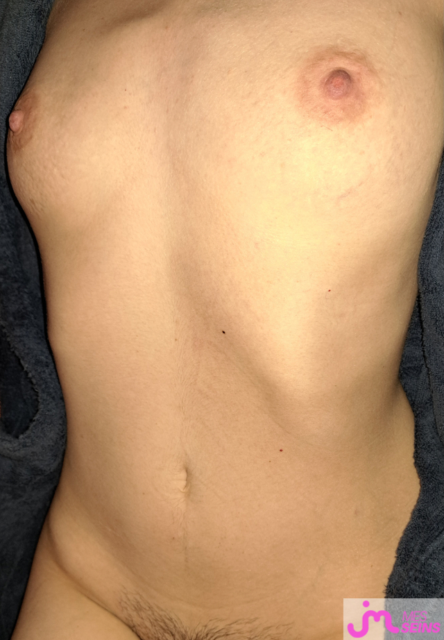 Les seins moyens de GothicVice