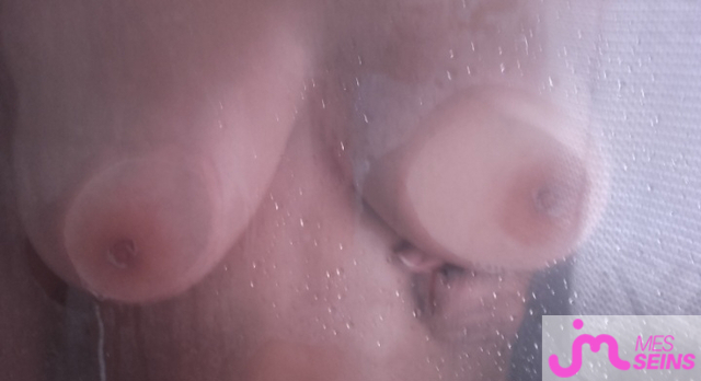 Les très gros seins de sexyplaisir