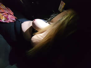 Photos de seins : Exhib voiture 