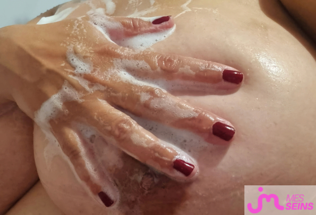 Les seins énormes de Thea-deliciosa