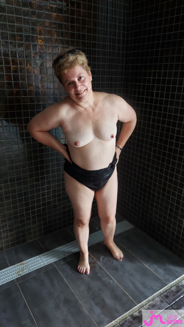 Les seins moyens de joe5862