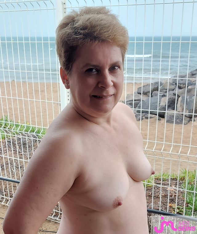 Les seins moyens de joe5862