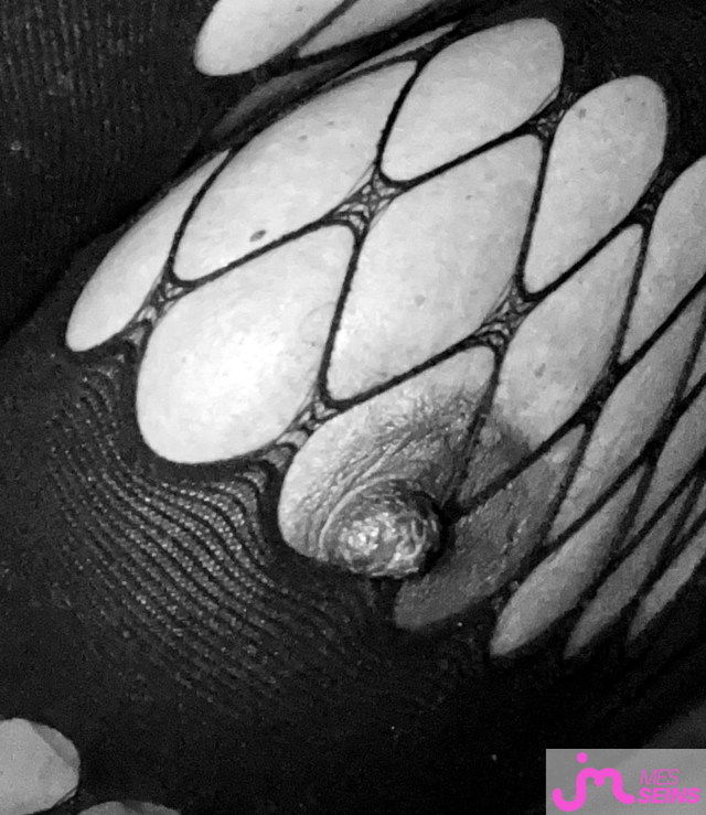 Les seins moyens de Qokinouxx