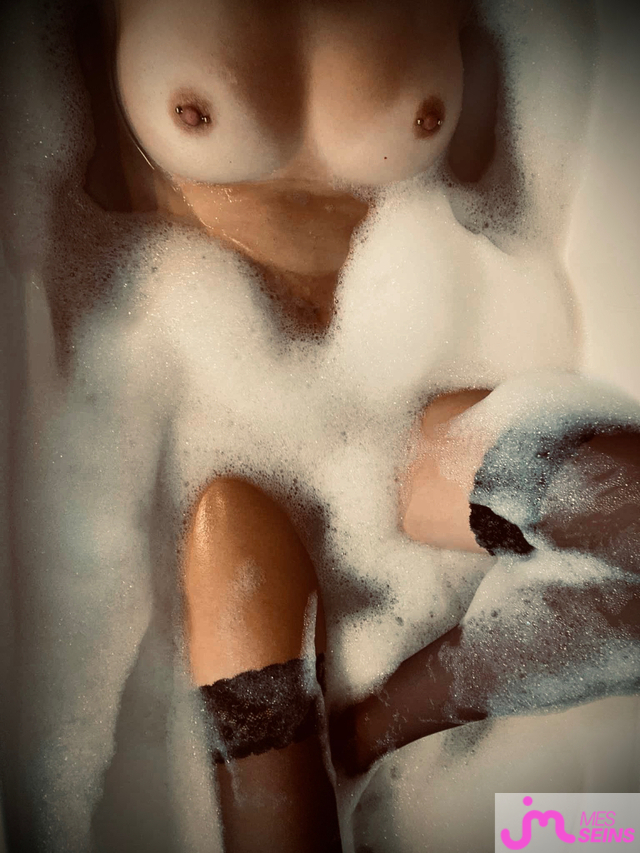 Les seins moyens de dude09