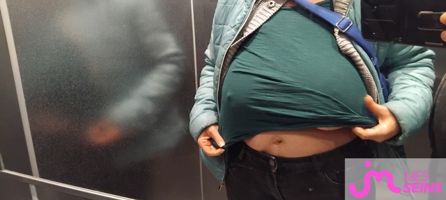 Les très gros seins de Couple Calin