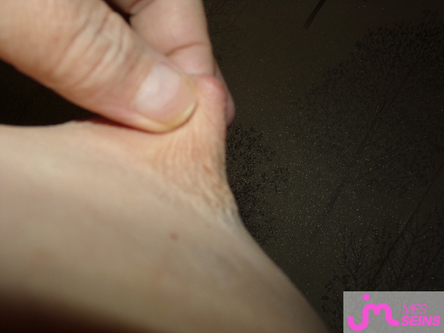 Les seins moyens de Nathalie toulouse