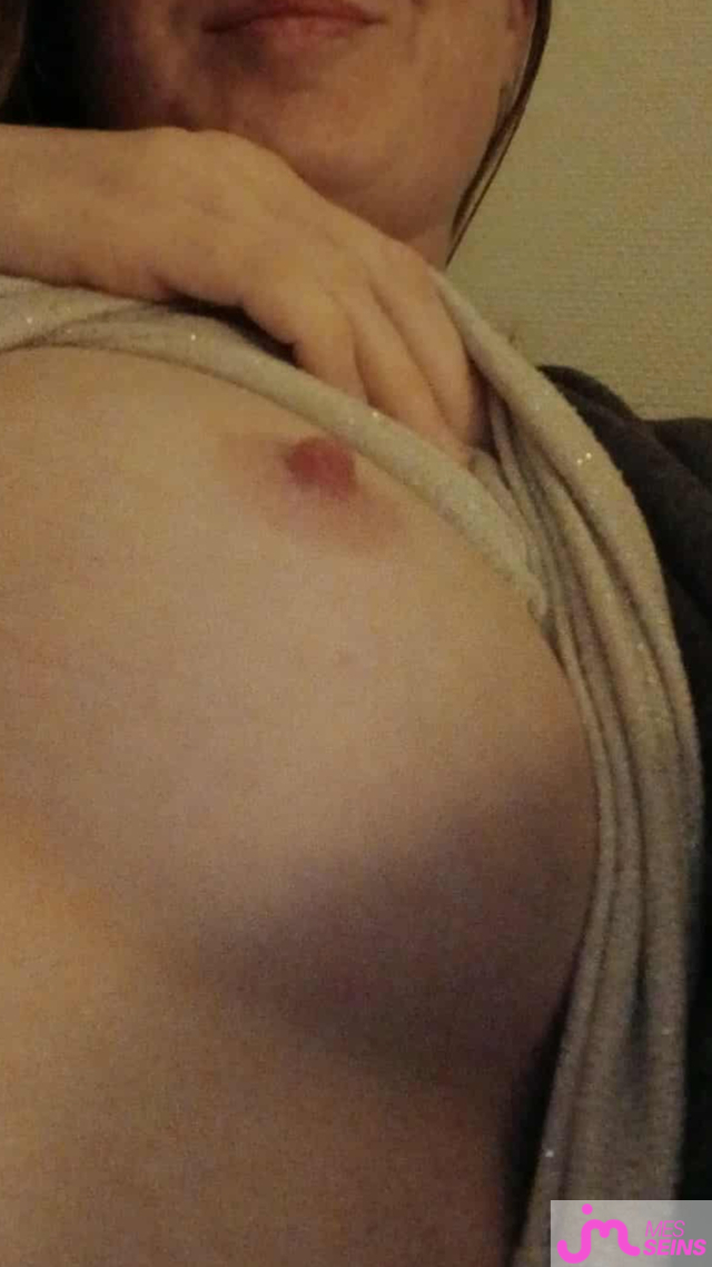 Les petits seins de yanyan