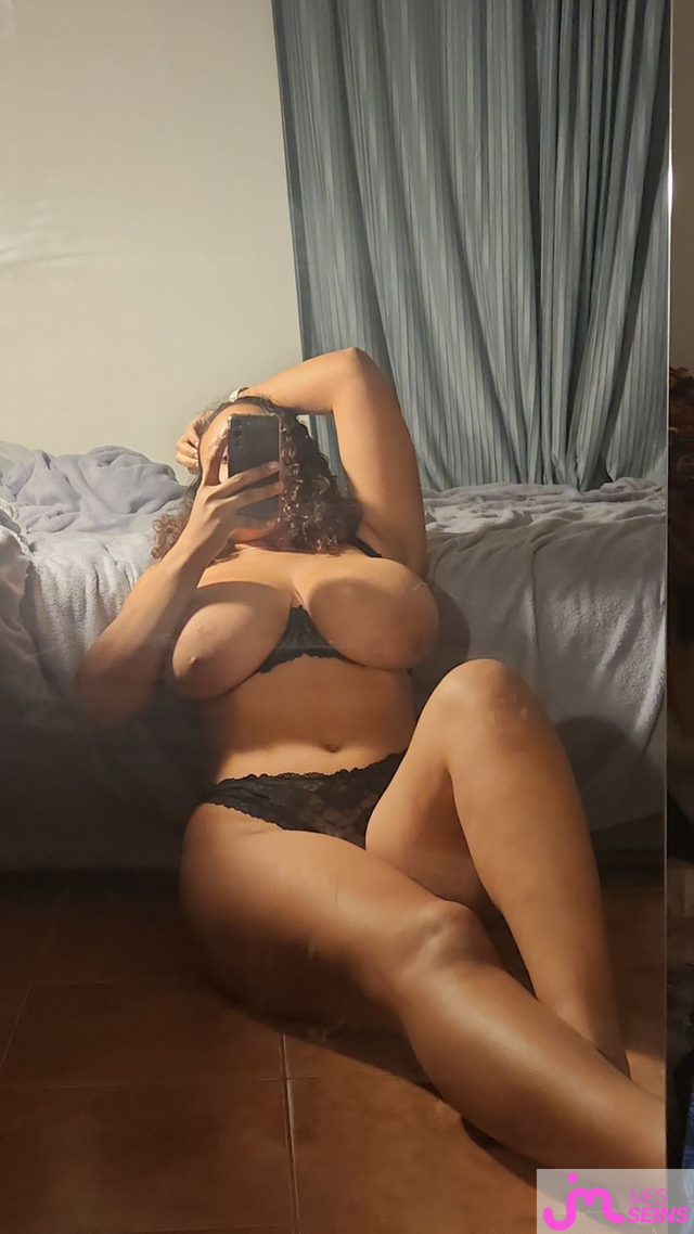 Les seins énormes de Alicechaude