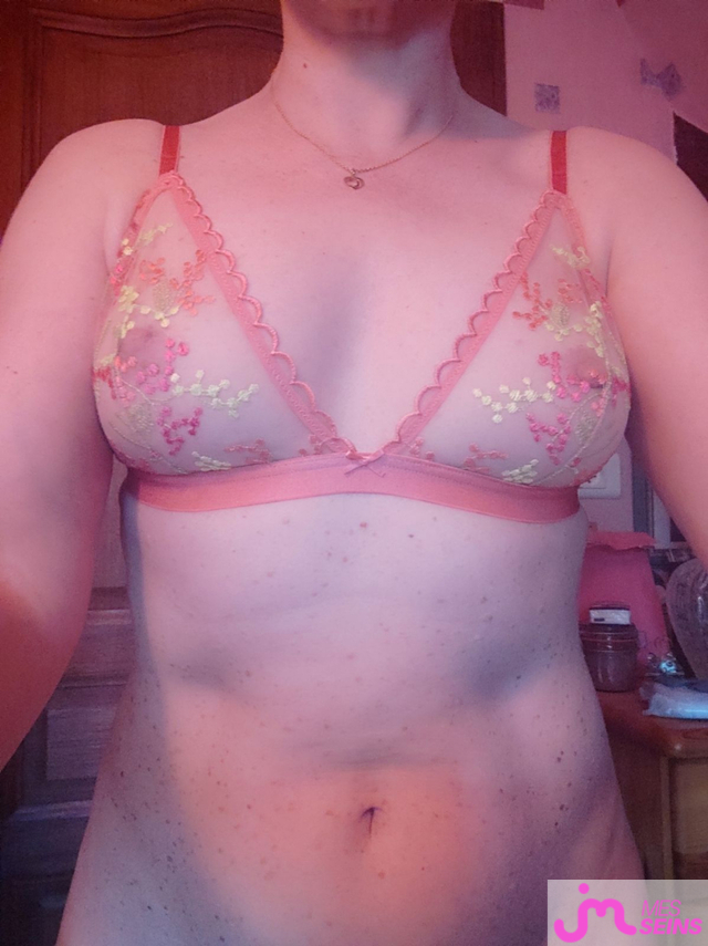 Les seins moyens de carole de rouen