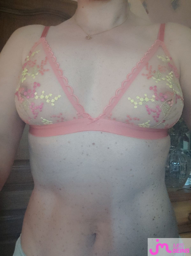 Les seins moyens de carole de rouen