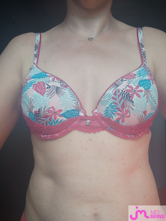 Les seins moyens de carole de rouen