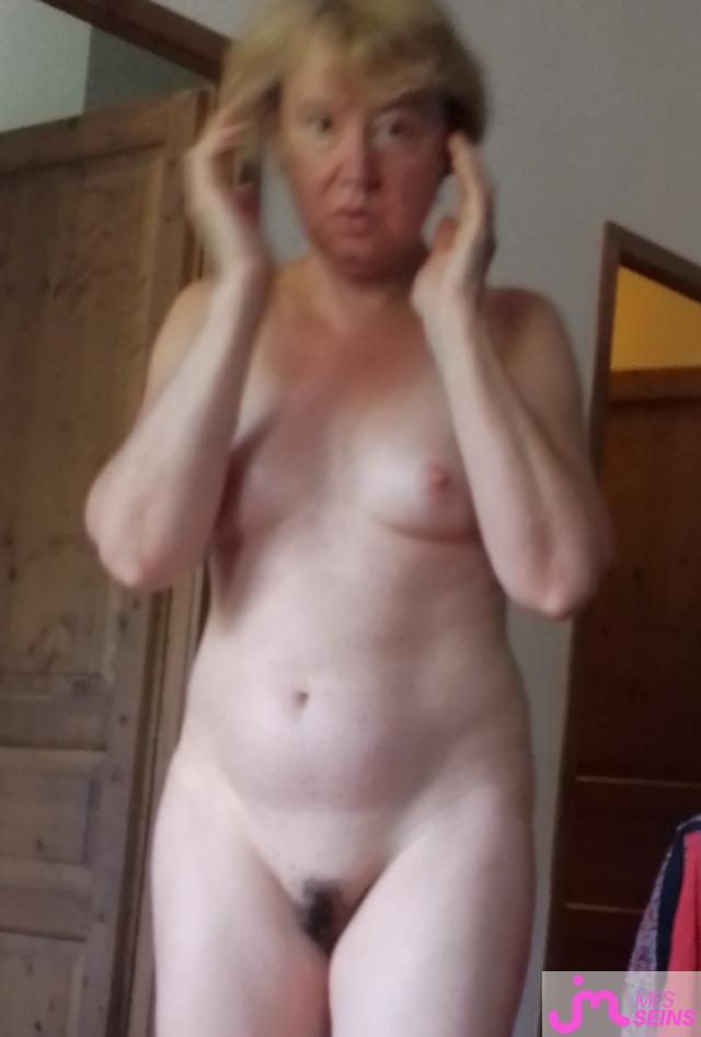 Les seins moyens de carole de rouen