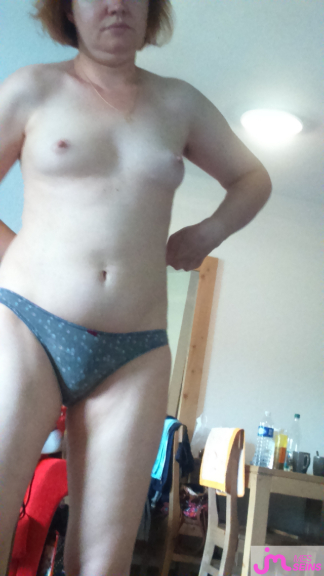 Les seins moyens de carole de rouen