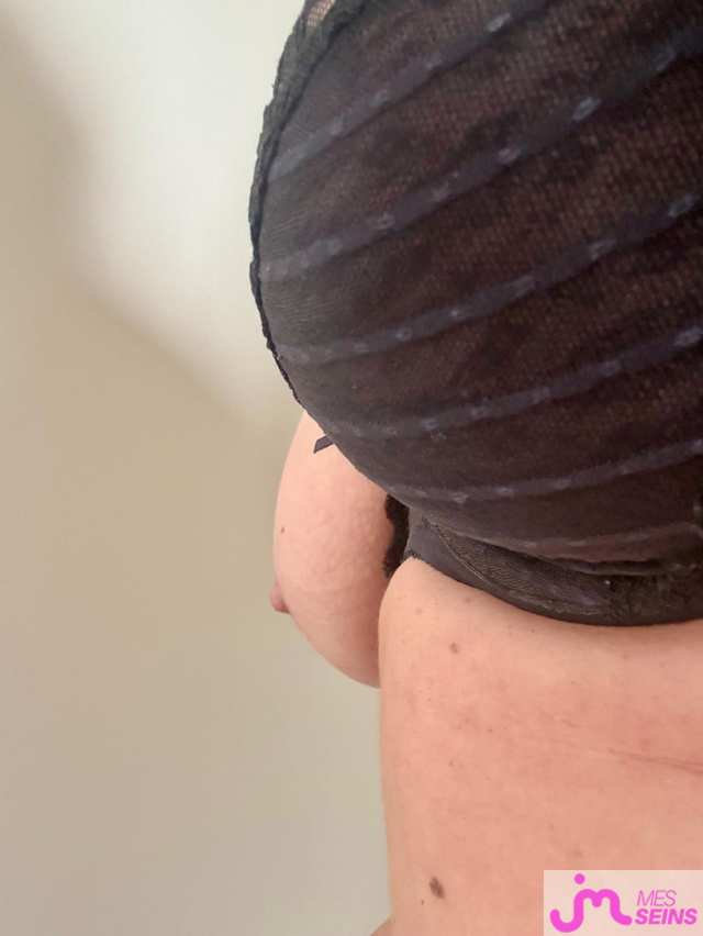 Photos de seins : Madame a envie de montrer &agrave; nouveaux ses seins!