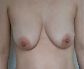 Photos de seins : J'aime jouer avec ses t&eacute;tons 