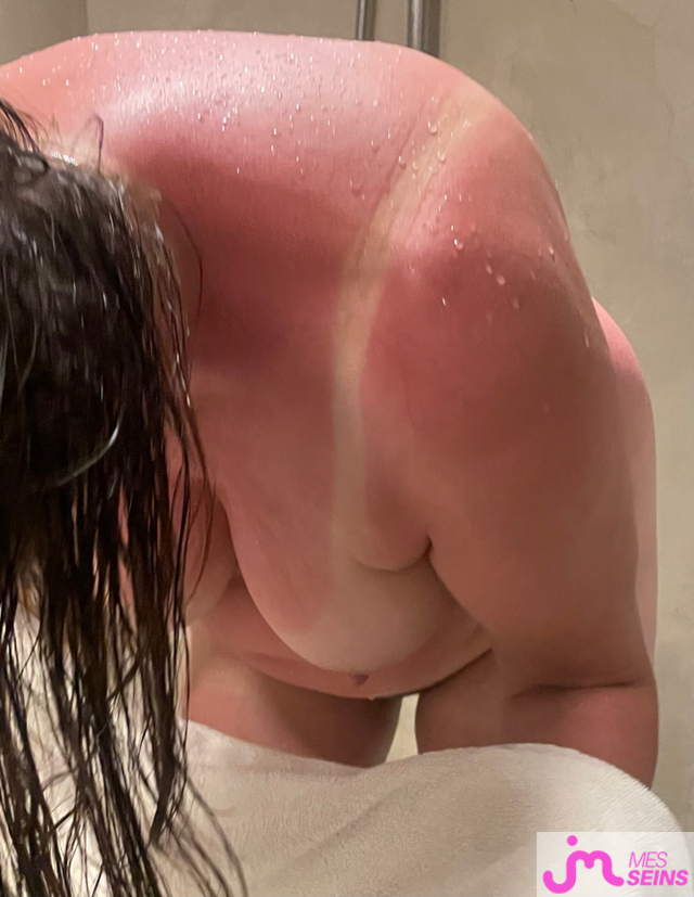 Photos de seins : Apr&egrave;s la douche, le s&eacute;chage.