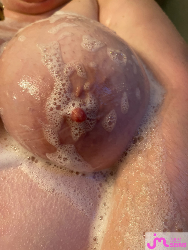 Les tr&egrave;s gros seins de Chatteenchaleur