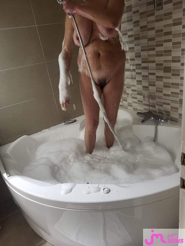 Les seins &eacute;normes de Majolie