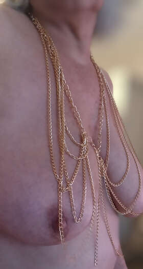 Photos de seins : Chaines