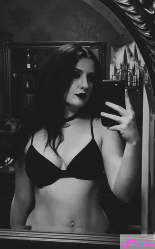 Photos de seins : Moi en gothique