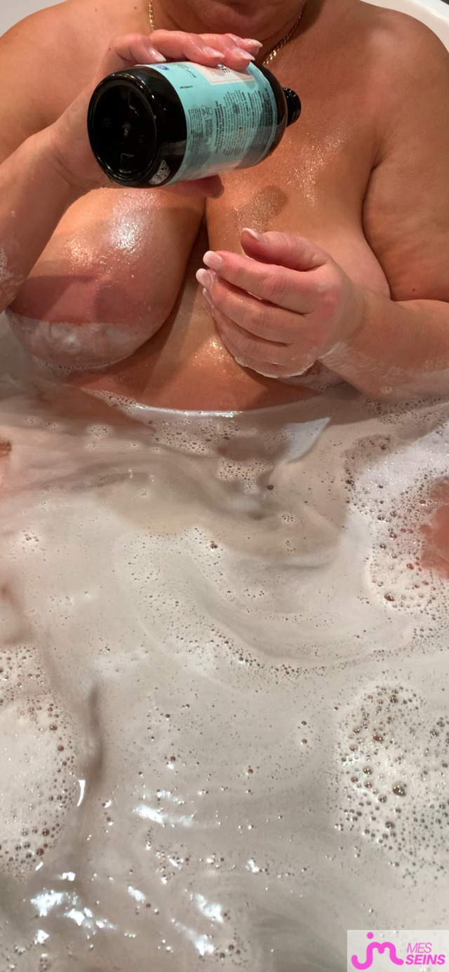 Photos de seins : Dans mon bain