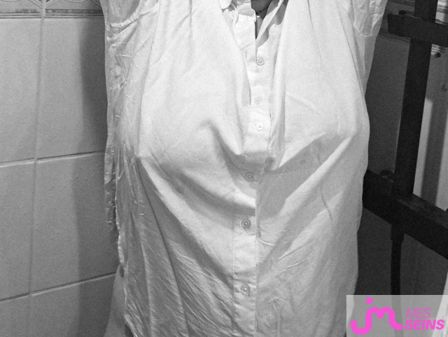 Photos de seins : Chemise blanche