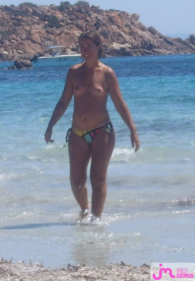 Les seins moyens de Chanie