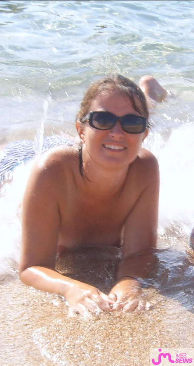 Les seins moyens de Chanie