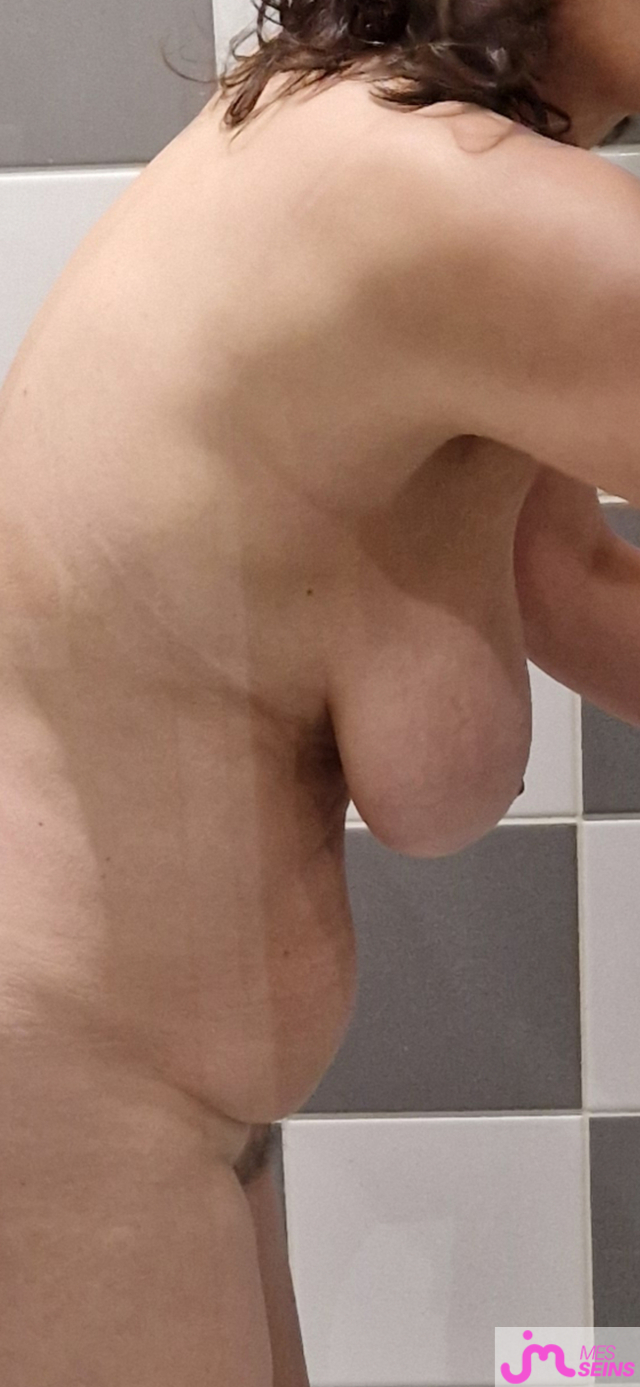 Les tr&egrave;s gros seins de mireille