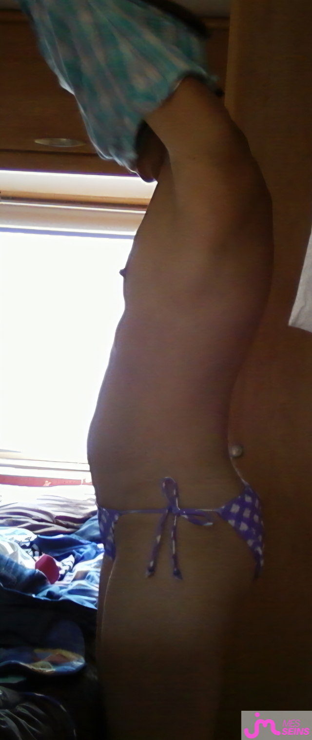 Les seins moyens de Camille 28