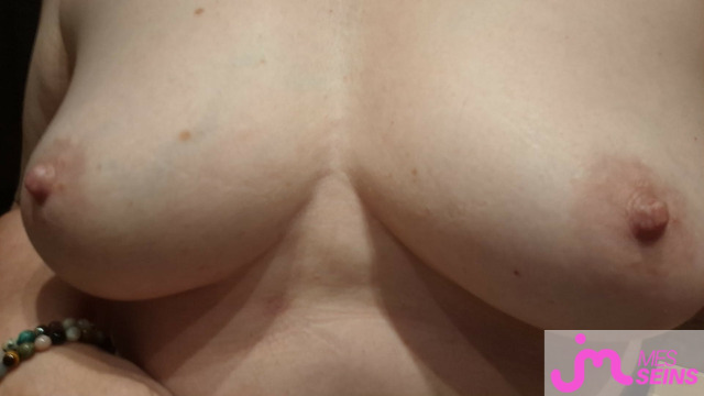 Les tr&egrave;s gros seins de Toudou03