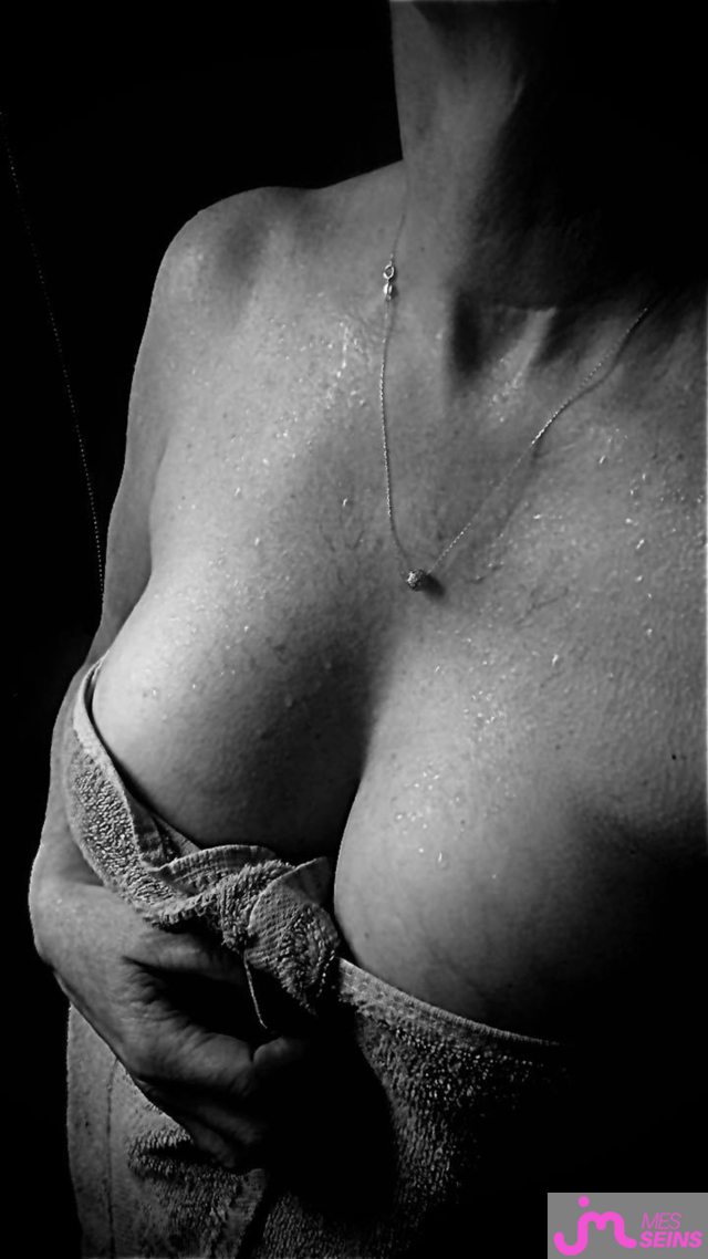 Les tr&egrave;s gros seins de Theafab