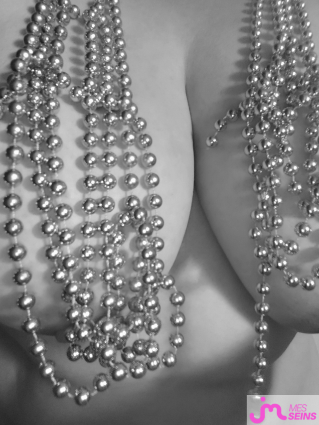 Les tr&egrave;s gros seins de nana28