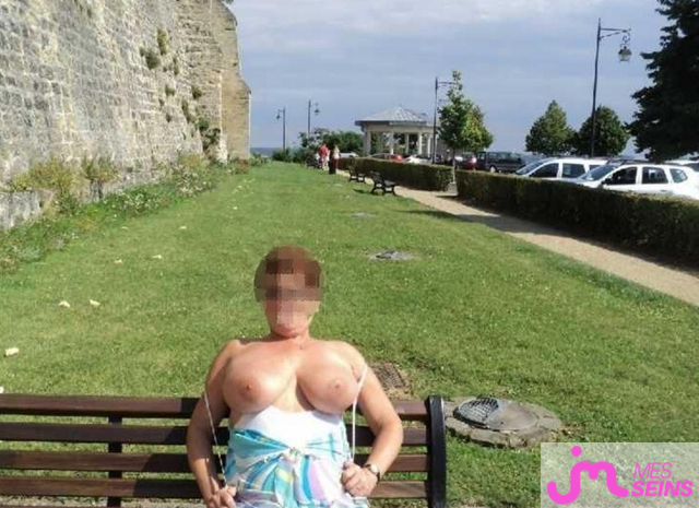 Les tr&egrave;s gros seins de Sabrinasab